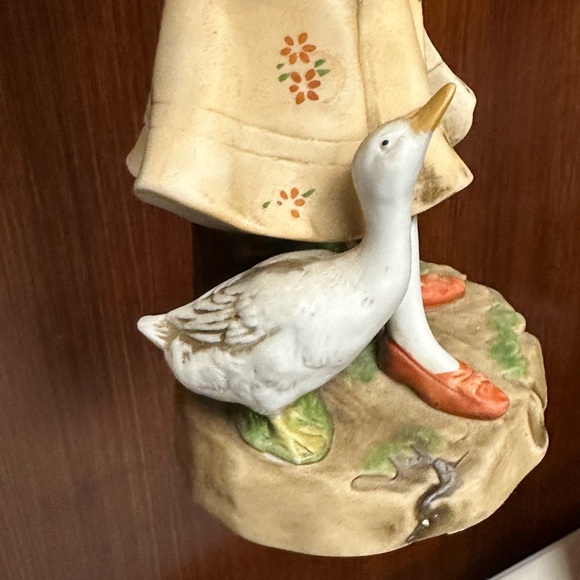 Vintage Homco Porcelain Large figurine Victorian Girl With Goose and fruits - Picture 11 of 13